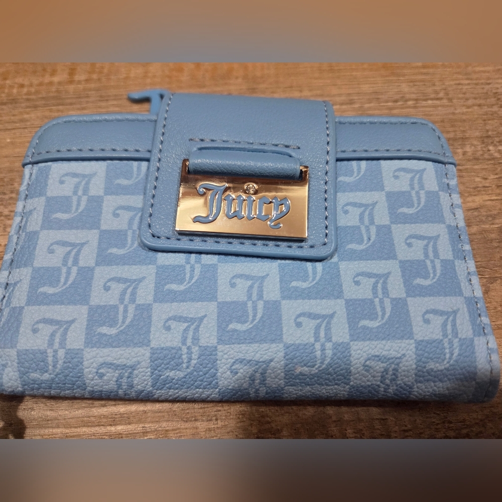 Juicy Couture Light Blue Wallet with Heart Charm - Picture 3 of 8